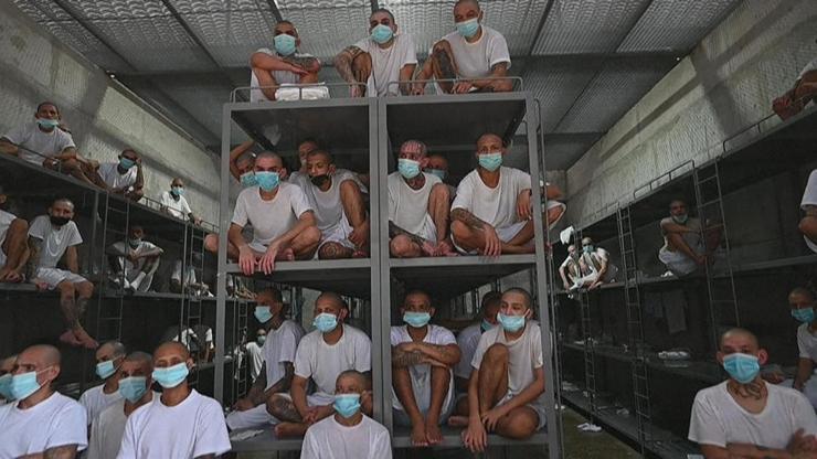 Mega hapishaneden yeni görüntüler geldi: 100 metrekare hücrede 65 kişi