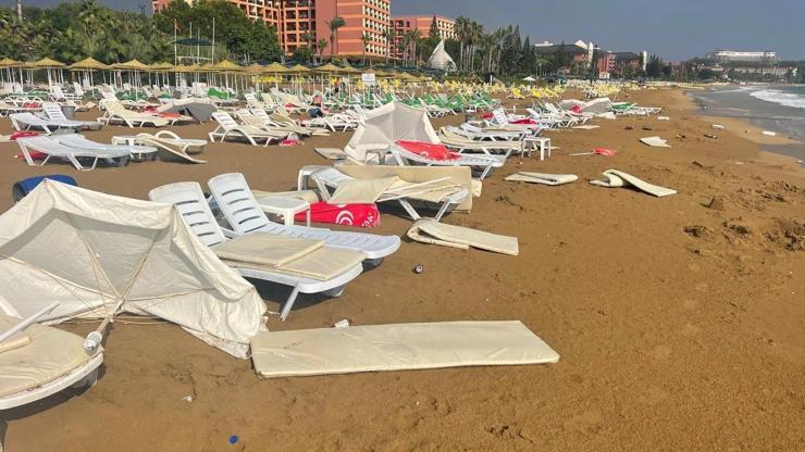 Tatilciler neye uğradığını şaşırdı Şemsiyeler uçtu, dev dalgalar oluştu