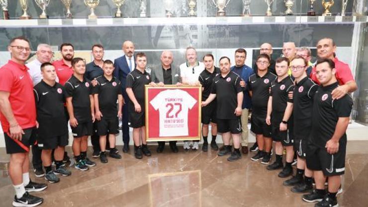 TFF Başkanı Büyükekşi, Down Sendromlu Futsal Milli Takımı ile buluştu