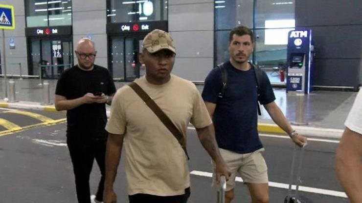 Fenerbahçenin yeni forveti Alfredo Morelos İstanbula geldi