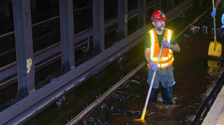 127 yıllık su şebekesi çöktü New York metrosu sular altında kaldı