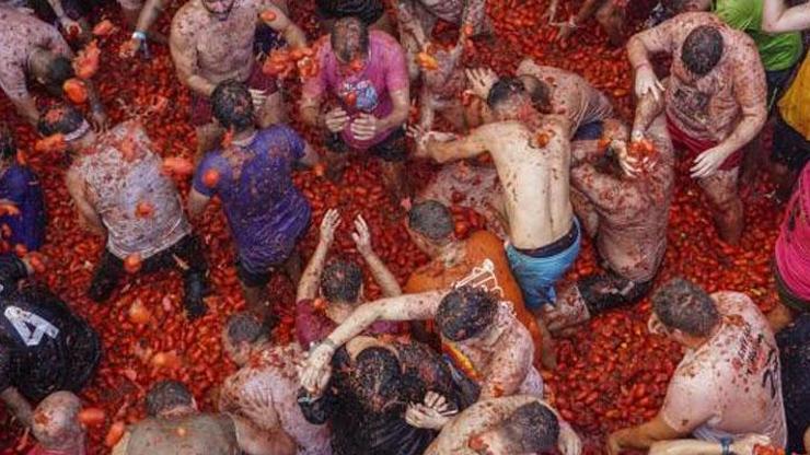 İspanya’da “La Tomatina” Festivali: 150 ton domates fırlatıldı