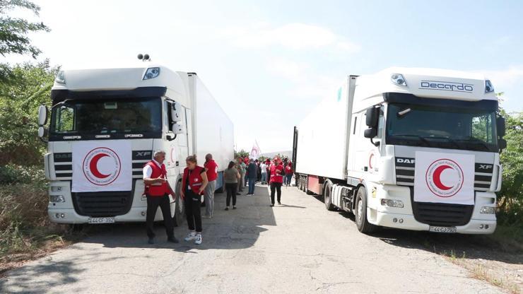 Azerbaycanın Karabağdaki Ermeniler için gönderdiği yardım TIRları, kontrol noktasında bekliyor