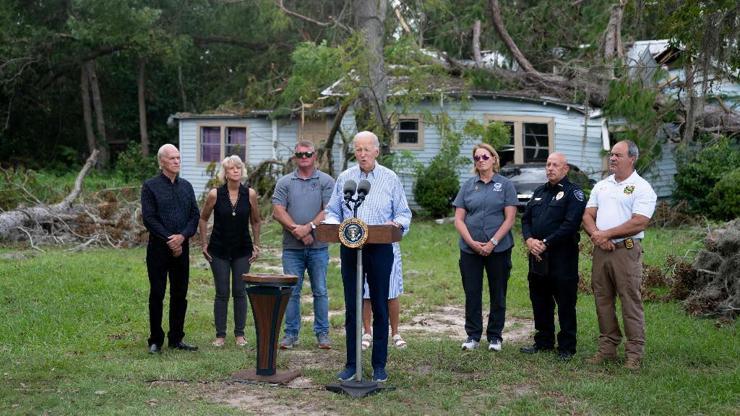 Biden, Idalia Kasırgasının vurduğu Floridayı ziyaret etti: DeSantisin katılmaması dikkat çekti