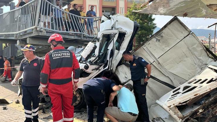 Milas’ta üst geçidin ayağına çarpan TIR’ın sürücüsü öldü