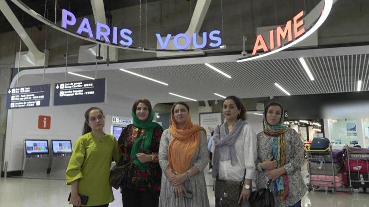Talibandan kaçan kadınlar Fransaya gitti