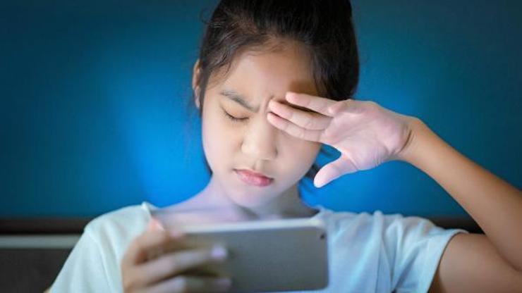 Anne babalar dikkat: Çocuklarda uzun süreli telefon ve tablet kullanımı kalıcı duruş bozukluğuna sebep oluyor