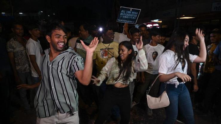Hindistan’da ‘Jawan’ heyecanı: Gün doğmadan sinema salonlarının önünde kuyruğa girdiler