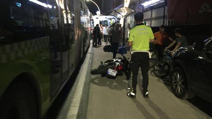 Alkollü motosiklet sürücüsü otobüsten inen yolcuya çarptı: 2 yaralı
