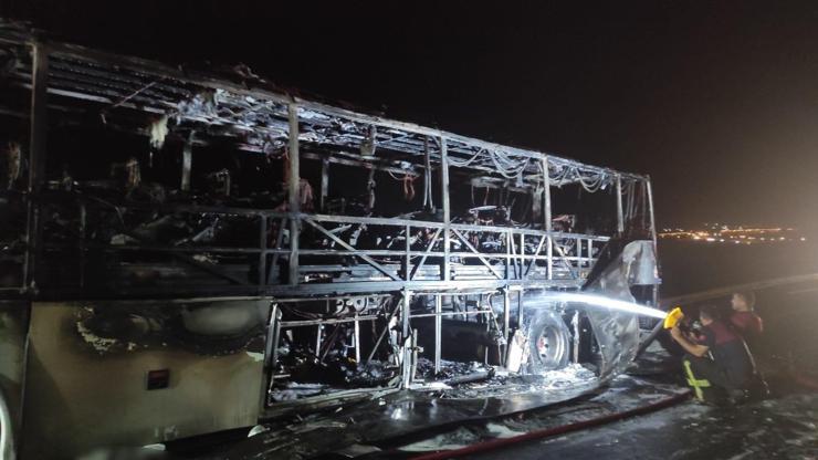 Osmaniyede seyir halindeki yolcu otobüsü alev alev yandı