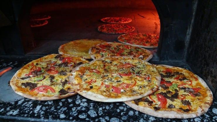 43 yıl sonra döndüğü köyünde pizzacı dükkanı açtı