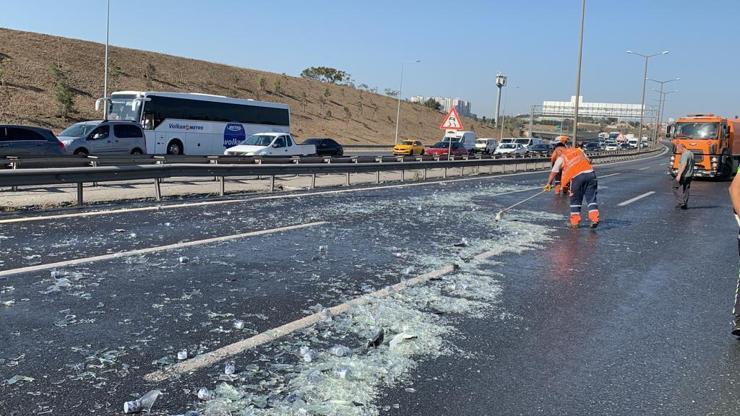 Su şişesi yüklü TIR kazaya karıştı! TEM'de yoğun trafik oluştu