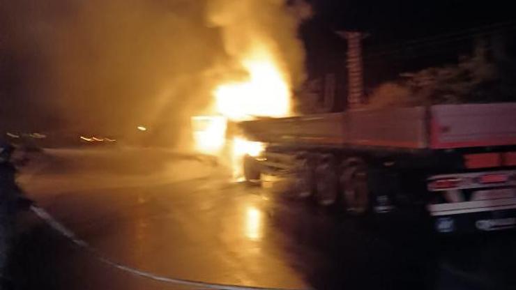 Seyir halindeyken tutuşan TIR, alev alev yandı Seyir halindeyken tutuşan TIR, alev alev yandı