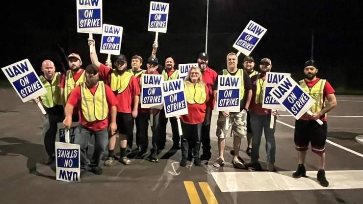 ABD’de 3 dev şirkette otomotiv işçileri aynı anda greve başladı
