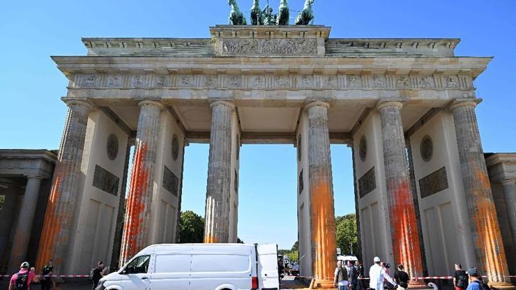 Almanyada iklim aktivistleri sprey boyalarla Brandenburg Kapısı’nı hedef aldı