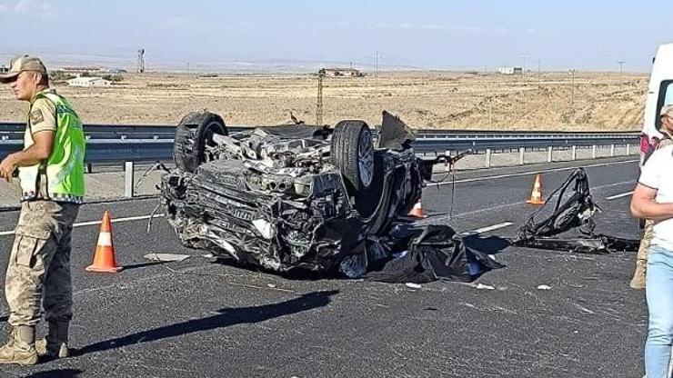 Diyarbakır’da lastiği patlayan otomobil takla attı: 3 ölü