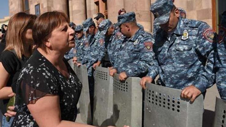 Erivan diken üstünde Protestoların dozu artıyor