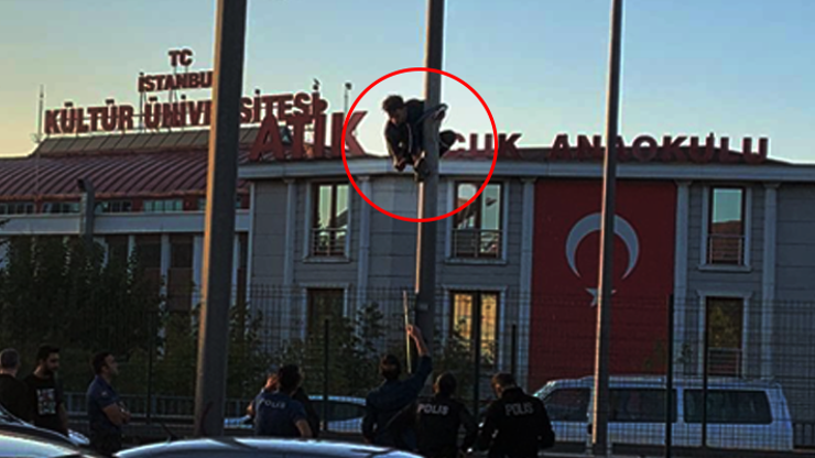 Bahçelievler'de bir şahıs E-5'te aydınlatma direğine çıktı: Trafik durdu!