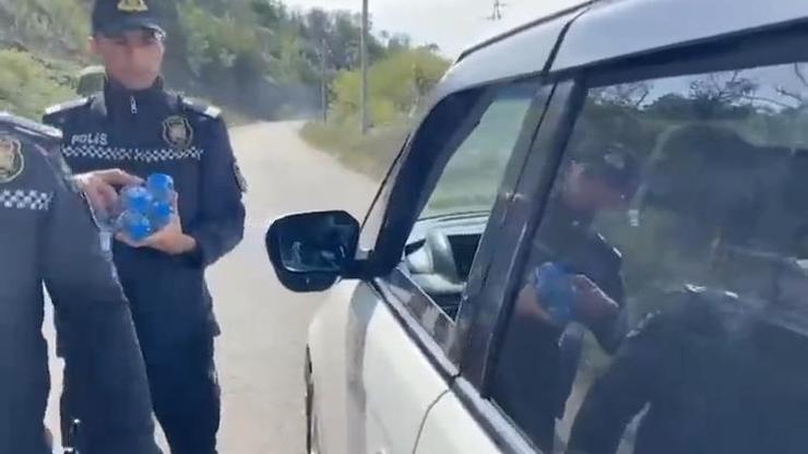 Azerbaycan polisi, Karabağ’daki Ermeni sivillerin ihtiyaçlarını karşılıyor