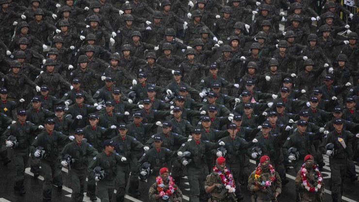 10 yıl sonra ilk askeri geçit töreni: Güney Koreden gövde gösterisi