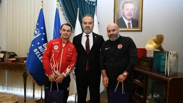 Bursa Büyükşehir Belediye Başkanı Aktaş Down sendromlu şampiyonları ağırladı