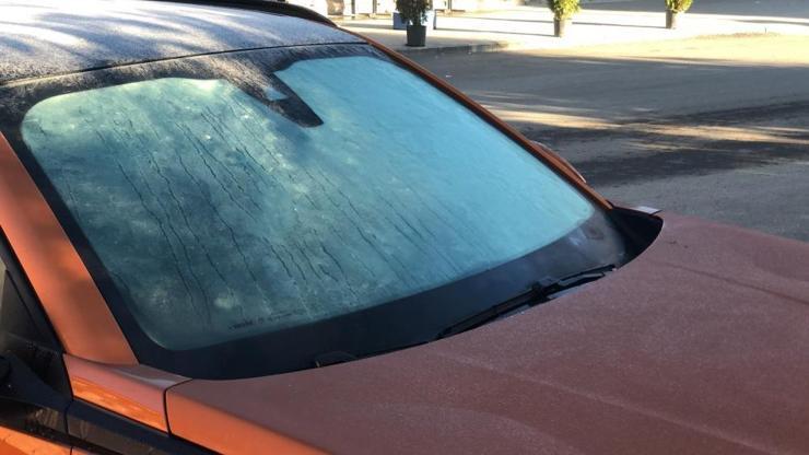 Karsa kış hızlı geldi: Şehir buz kesti, araçların camı dondu