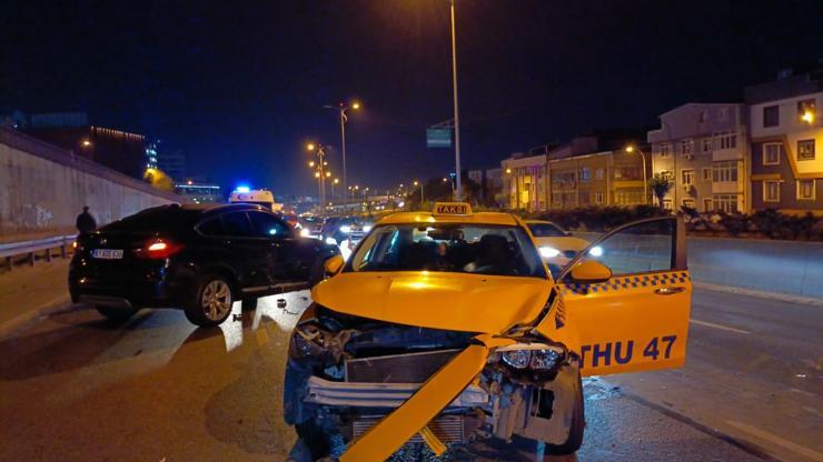 Bayrampaşa TEM bağlantı yolunda zincirleme trafik kazası: 4 yaralı