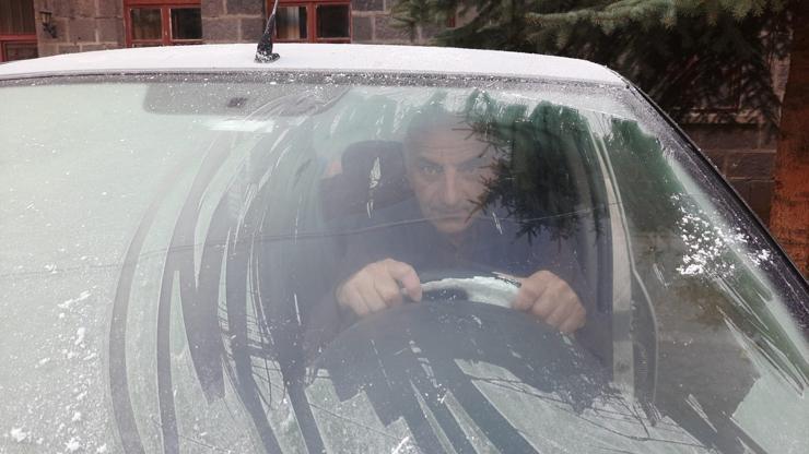 Kars eksi 5 dereceyi gördü Araçların camları buz tuttu