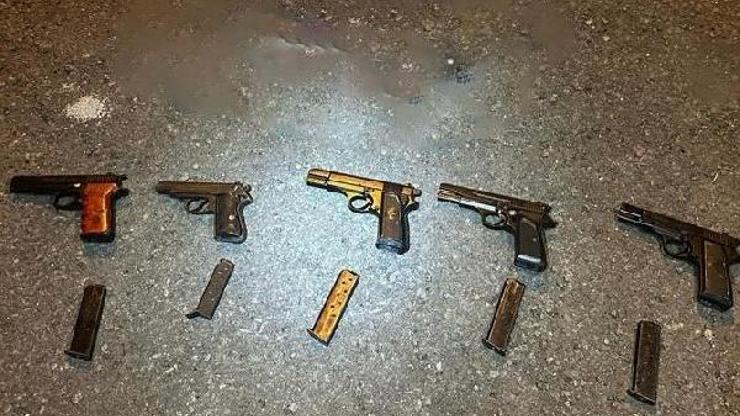 Polis, kaçak silahları kaputta buldu Polis, kaçak silahları kaputta buldu