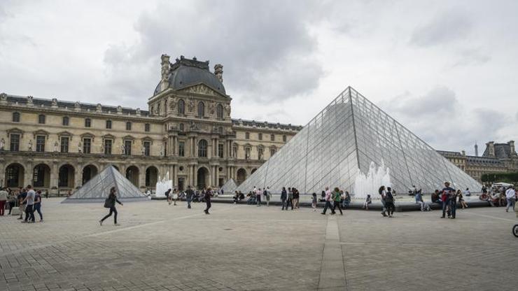 Paris’teki Louvre Müzesi, güvenlik sebebiyle kapatıldı