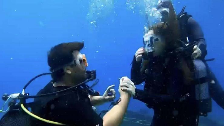 Bodrumda su altında sürpriz evlilik teklifi
