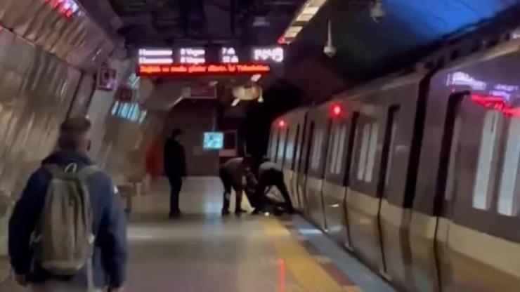 Metroda korku dolu anlar: Raylara düşen genç son anda kurtarıldı
