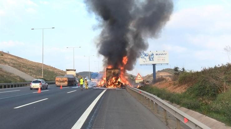 Sarıyer'de kumaş yüklü TIR alev alev yandı