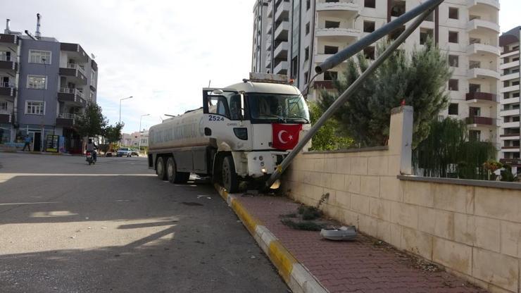 'Dur' ikazına uymadı, kaza yaptı! Ok gibi saplandı