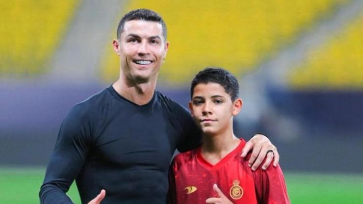 Cristiano Ronaldonun oğlu Ronaldo Jr, Al Nassr ile sözleşme imzaladı