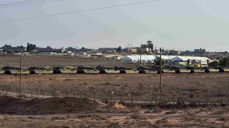 Sınırda bekleyen İsrail tankları görüntülendi