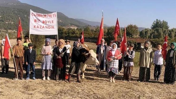 Cumhuriyet'in 100'üncü yılında tarihi fotoğrafı canlandırdılar