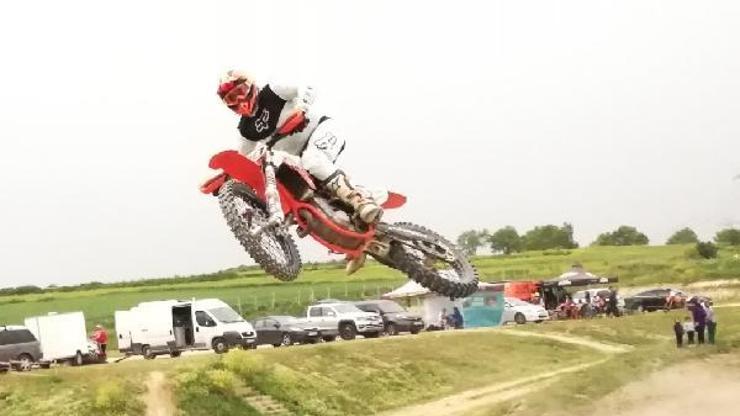 Türkiye Motokros Şampiyonu Şakir Şenkalaycı'dan 100. yıla özel gösteri Türkiye Motokros Şampiyonu Şakir Şenkalaycı'dan 100. yıla özel gösteri