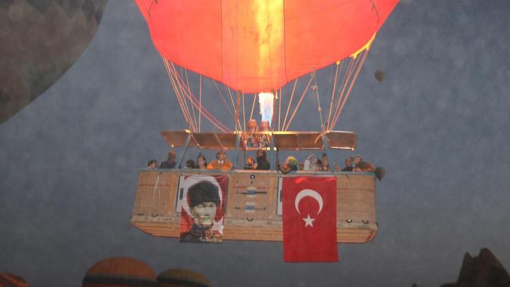 Kapadokya Cumhuriyet coşkusu 100 balon, 100 bayrakla göğe yükseldi