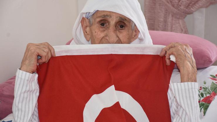 103 yaşındaki Zeynep ninenin bayrak sevgisi
