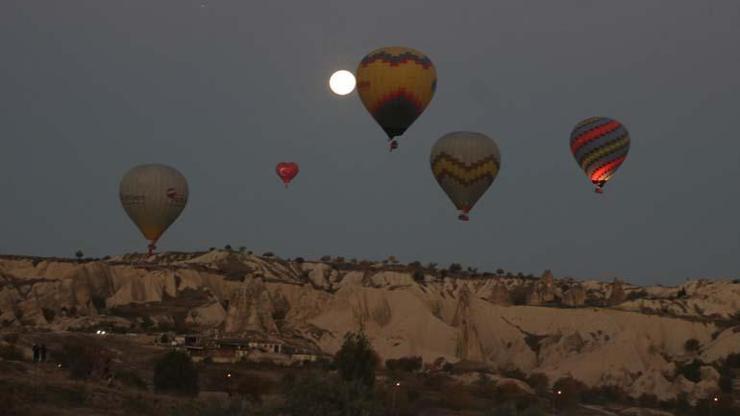 Kapadokya’da 100’üncü yılda 100 balon, 100 bayrakla havalandı