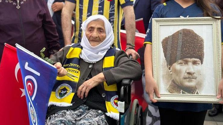 100 yaşındaki Remziye nine Cumhuriyet Yürüyüşüne katıldı