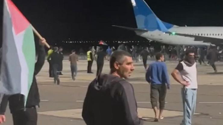 İsrailden gelen uçak iniş yaptı, kaos çıktı: Dağıstanda yüzlerce kişi havaalanını bastı