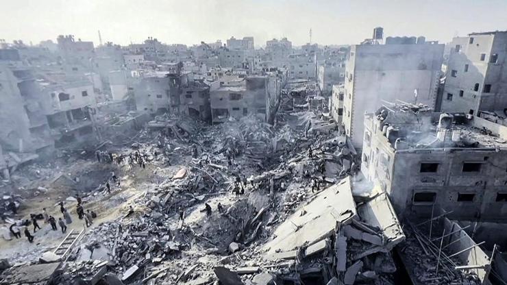 İsrail, Gazze’de üç mülteci kampını vurdu