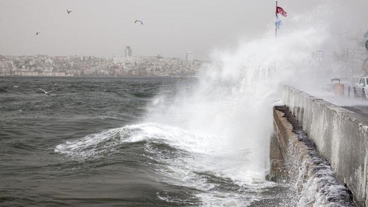 AKOM saat verdi İstanbul için fırtına uyarısı