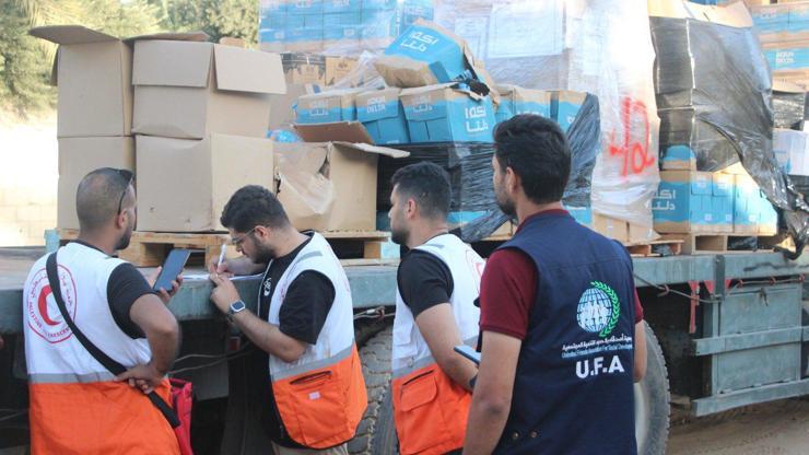Gazzeye 30 kamyon insani yardım
