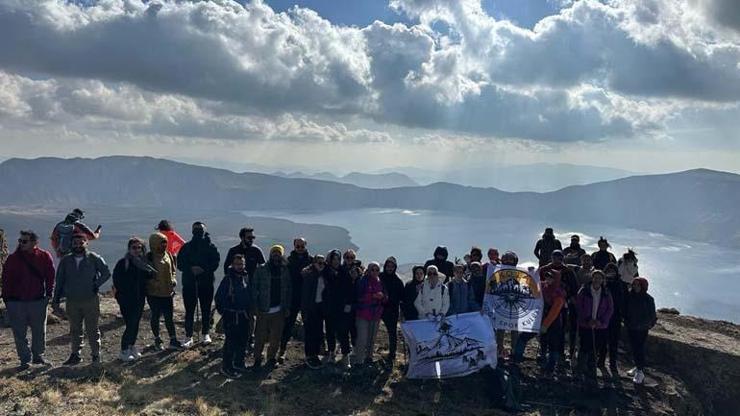 40 dağcı Nemrut Krater Gölü’nde unutulmaz bir gün yaşadı