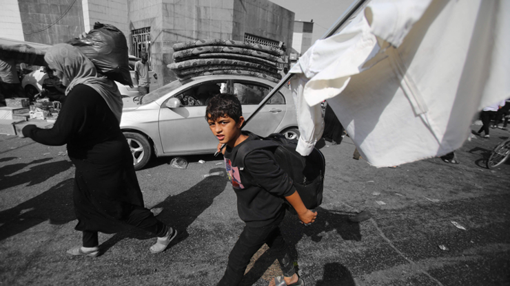 Gazzelilerin beyaz bayraklarla tecrit yürüyüşü