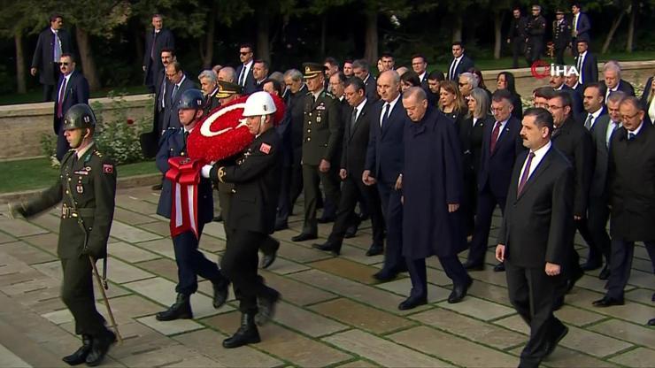 SON DAKİKA: Atatürkü saygıyla anıyoruz: Devlet erkanı Anıtkabirde...
