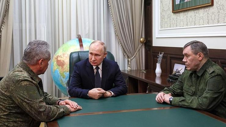 Putinden karargah ziyareti: Şoygu ve Gerasimov’dan bilgi aldı